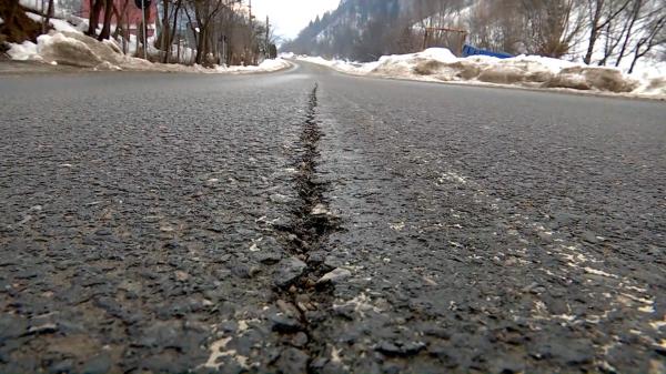 Drumul groazei din Maramureş s-a stricat la 3 luni de la inaugurarea cu preoţi şi politicieni. A fost făcut de "o echipă serioasă"