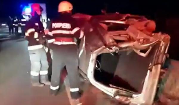 Băut bine, un şofer a intrat pe contrasens şi s-a izbit de un TIR, pe o şosea din Iaşi. Bărbatul a ajuns de urgenţă la spital