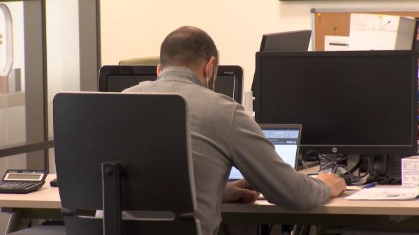 Firmele dau afară oameni ca să plătească facturile la energie. Câţi români îşi vor pierde locul de muncă