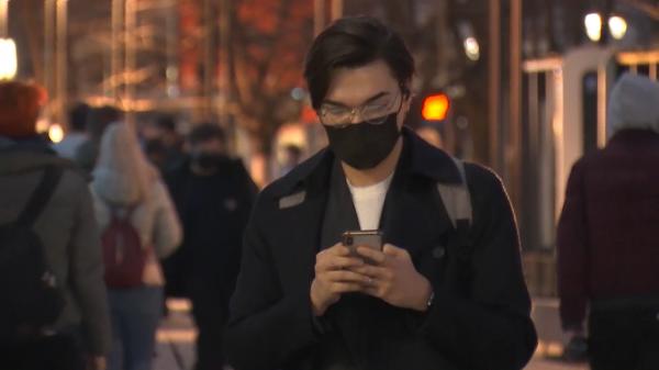 Când se va putea renunţa la mască în exterior, în România, după decizia CCR