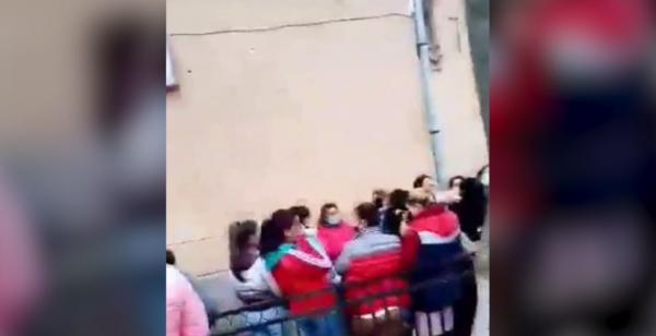 Scandal şi îmbrânceli la un oficiu poştal din Bihor. Mamele venite să încaseze alocaţiile copiilor, stropite cu spray lacrimogen