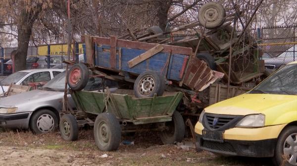 Curtea Gărzii de Mediu s-a umplut de căruţe, după ce le-a confiscat de la cei care poluau. Vehiculele rămân abandonate, fiindcă nu pot fi vândute