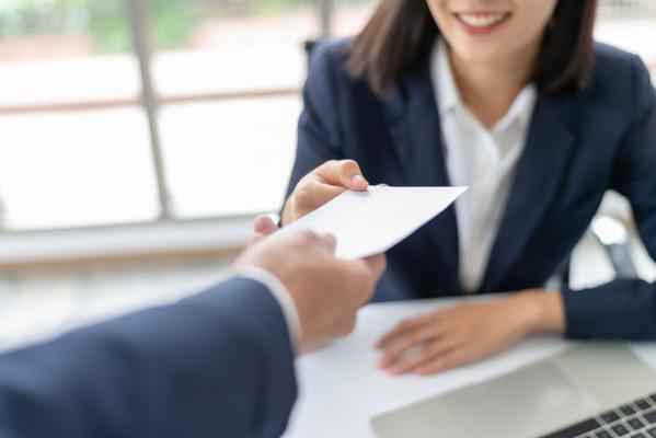 Aproape jumătate din români vor primi 10% în plus la salariu în 2022. Tinerii, cei mai căutaţi pe piaţa muncii