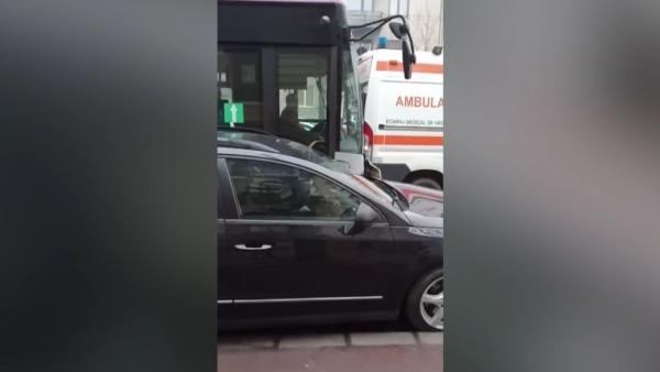 Accident în lanţ la Cluj: un autobuz a lovit din spate o ambulanţă şi apoi o maşină parcată. Alte trei autoturisme din faţa ambulanţei s-au ciocnit