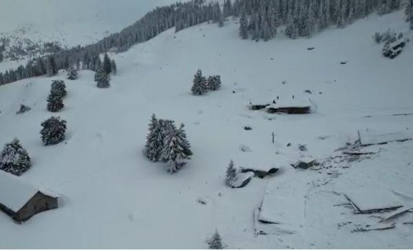 O avalanșă a făcut prăpăd în Munții Rodnei. Cabana Puzdrele a fost îngropată sub tone de zăpadă căzute de pe versant