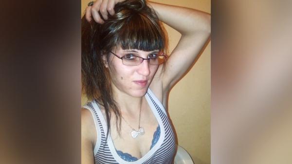 Filmul crimei din Caraș-Severin. Delia, mama unei fetițe, a fost înjunghiată mortal de iubitul gelos și lăsată pe un câmp