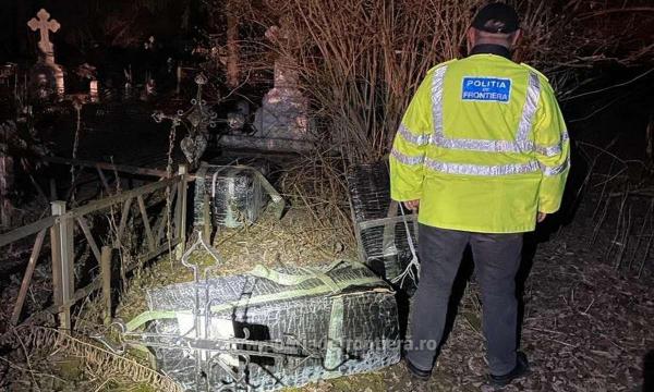 Cimitirul, loc de contrabandă cu ţigări. Poliţiştii au descoperit mii de pachete ascunse printre morminte