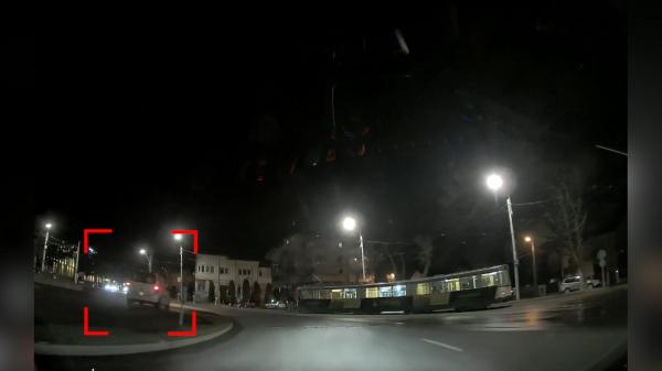 Un ieşean a ajuns cu maşina direct pe sensul giratoriu. Scena a fost surprinsă de un alt şofer