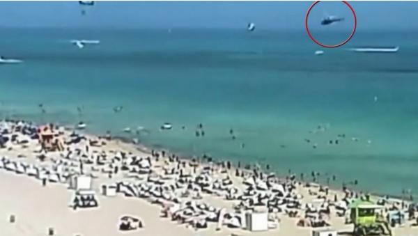 Momentul în care un elicopter se prăbușește lângă turiști, în Atlantic, la câțiva metri de malul plajei din Miami