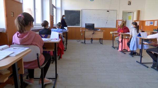 Doi elevi primesc 5000 de euro daune de la doi profesori care le-au scăzut notele la purtare