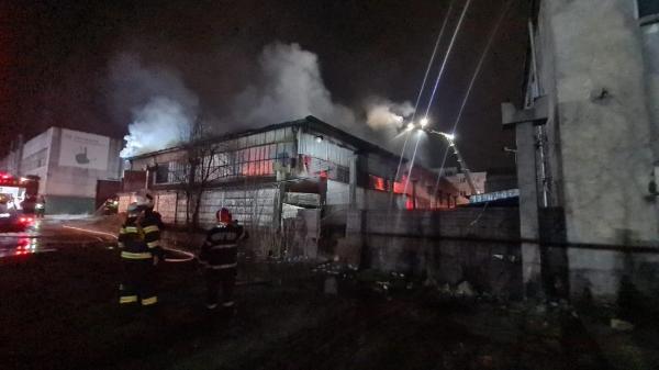 Incendiu puternic lângă București, cu mari degajări de fum. Pompierii intervin cu peste 20 de autospeciale