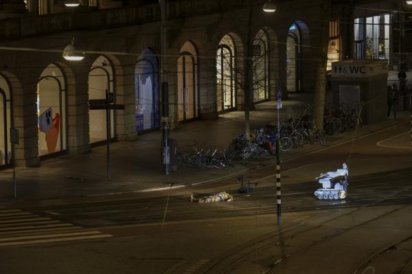 Luare de ostatici cu final neobişnuit în Amsterdam. Poliţiştii au reuşit să anihileze atacatorul după ce au dat cu maşina peste el