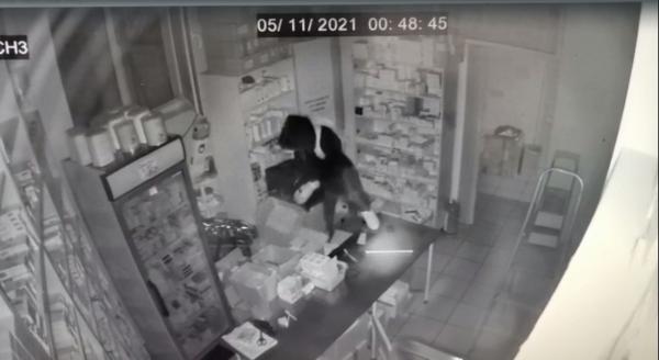 Primele imagini cu fostul polițist din Vaslui, hoț profesionist, de la o spargere la o farmacie. A plecat cu un seif cu 18.000 de lei