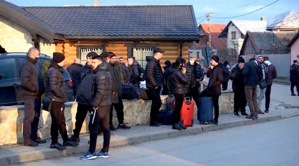 Aproape 1.000 de ucraineni au intrat în România, doar prin Maramureş. Unii au fugit atât de repede încât nici nu ştiau ce au pus în bagaje