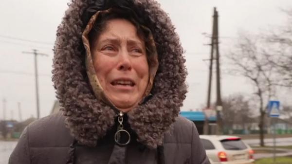 "Sunt singură. Unde să fug? Unde să mă duc, spuneţi-mi, unde?!" O ucraineancă plânge disperată
