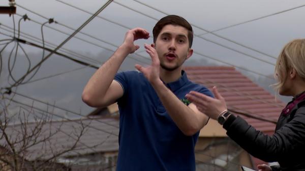 "De ce mă filmează? Şterge, acum!". Un marocan a atacat o echipă de jurnaliști, după ce și-a bătut iubita, în Cluj Napoca