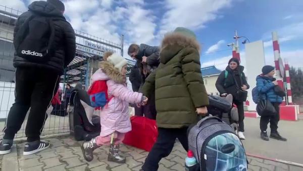 Disperare la granițele României: mame cu copii, blocate în vamă. Peste 10.000 de refugiați ucraineni au intrat în țară