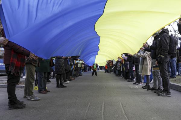 Românii au ieșit în stradă pentru a-și arăta solidaritatea cu poporul ucrainean. Steag de 20 de metri la Ambasada Ucrainei din București