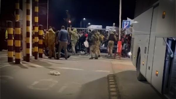 Au răsunat focuri de armă în România, la Vama Siret. Haos la graniţă după busculada refugiaţilor din Ucraina