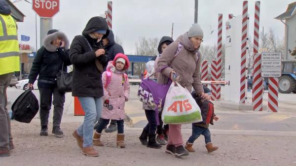 A şasea zi de exod în vama Siret. 100.000 de refugiaţi au trecut graniţele României, prin toate punctele de trecere a frontierei