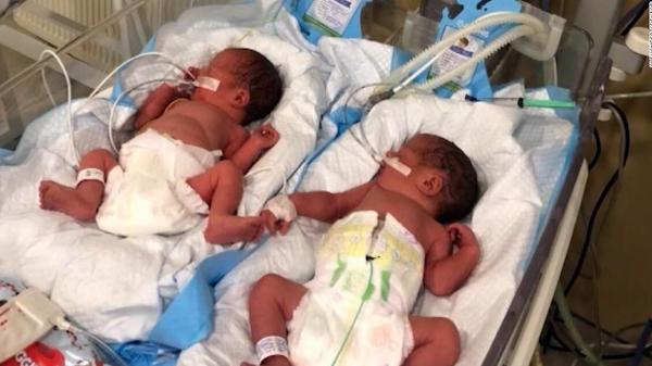 Părinți disperați încearcă să-și recupereze bebelușii din Ucraina bombardată. Leni şi Moise au venit pe lume sub cerul brăzdat de rachete