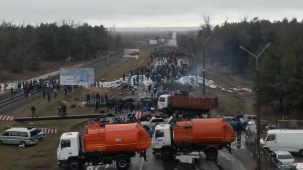 Baricade la Centrala Nucleară Zaporojie, cea mai mare din Europa. Ucrainenii au blocat drumul să-i oprească pe soldații ruși