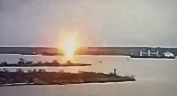 Momentul în care o navă de transport marfă este bombardată în Marea Neagră, în portul ucrainean Olvia