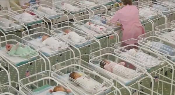 Copiii români, născuti din mame surogat, prinşi în războiul din Ucraina: "Tot ce îmi imaginez este că vin cu ea acasă şi o să fie totul bine"