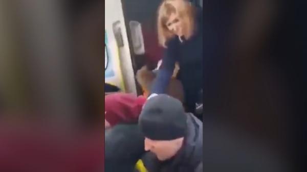 Atacul de la centrala nucleară Zaporojie a determinat mii de ucraineni să fugă panicaţi. S-au călcat în picioare pentru a prinde un loc în trenuri