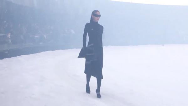 Tribut adus victimelor din Ucraina pe podiumul de la Săptămâna Modei de la Paris. Modelele au defilat pe zăpadă falsă