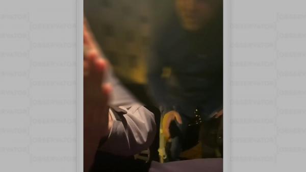 "Eşti şmecher?" Un şofer din Piatra Neamţ, luat la bătăie pentru că i s-a stricat maşina: agresorul a crezut că e şicanat în trafic