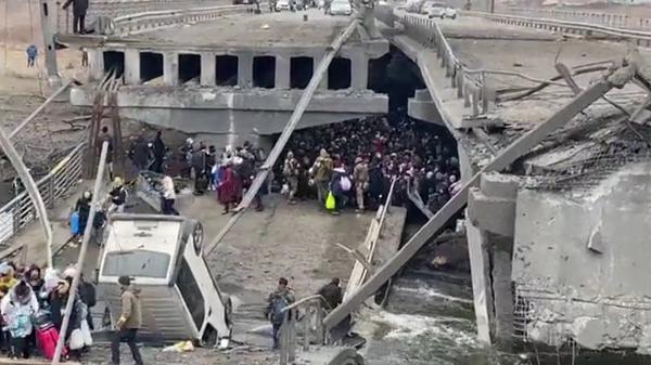 Armata lui Vladimir Putin a pus tunurile pe civili. Jumătate de milion de oameni, încercuiți de ruși în Mariupol