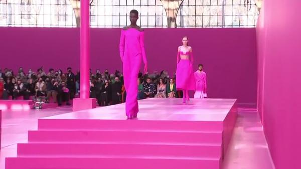 Săptămâna Modei de la Paris. "O viaţă în roz": rază de optimism în vremuri tulburi. Zendaya a defilat pentru Valentino