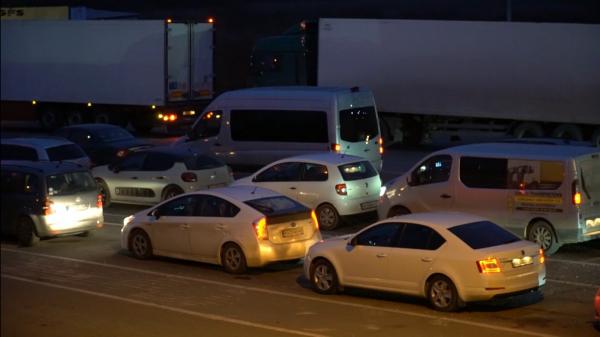 Valuri de refugiaţi la vama Petea. Timpul de aşteptare depăşeşte două ore