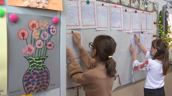 Cea mai lungă scrisoare pentru mama. Şcolile şi grădiniţele s-au umplut de copii cu buchete de flori şi mărţişoare