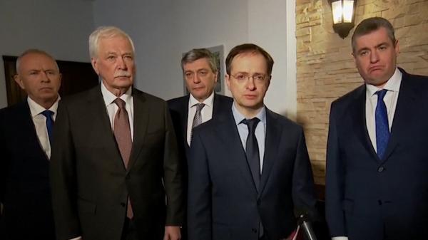 Negocieri cu armele pe masă. 90% dintre trupele pe care Rusia le avea masate la graniţă bombardează acum în Ucraina