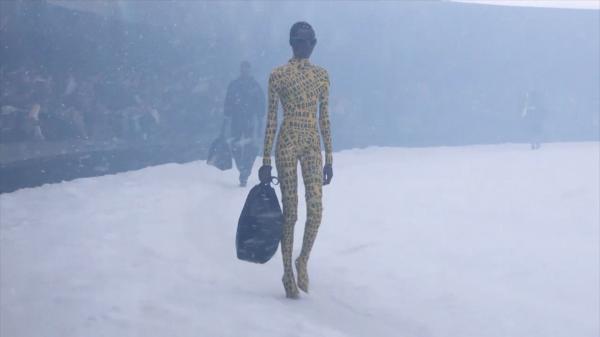 Un omagiu pentru refugiaţii din Ucraina a deschis o prezentare de modă la Paris. Un poem în limba ucraineană a fost citit înaintea paradei