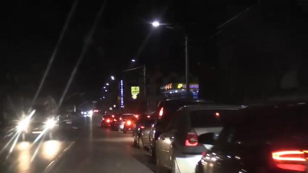 Cozi uriaşe la pompă, după apariţia unui zvon. Zeci de șoferi din Cluj au luat cu asalt benzinăriile din oraș