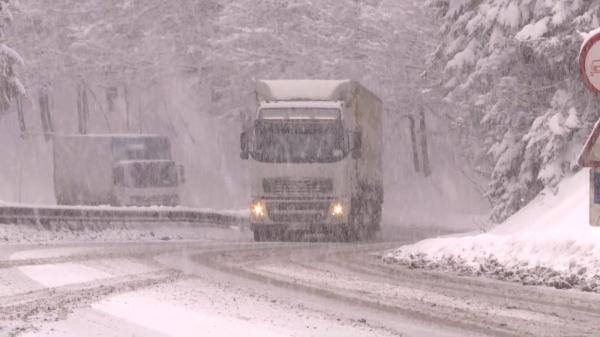 Primele zile din martie au venit cu ger şi probleme pentru şoferi. Vremea rea continuă şi în weekend
