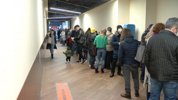 Înghesuiala de la paşapoarte a făcut autorităţile să schimbe programul. Ghişeele vor fi deschise şi în weekend