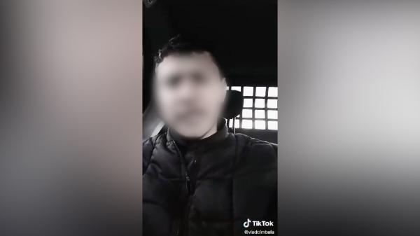 „Îi făceam felii de salam. Au venit ei să facă figuri cu mine”. Elevul din Vrancea care a bătut doi profesori, live din duba poliţiei