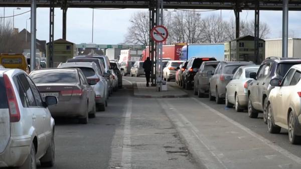 Calvar pentru refugiaţii de la graniţele cu Ungaria. Cine nu are paşaport biometric, veificat la sânge: "Sperăm ca Dumnezeu să ne ajute"