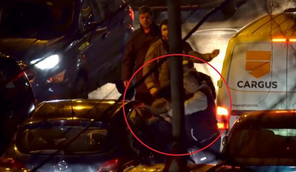 Momentul în care o tânără e luată de gât şi lovită cu capul de maşină, la benzinărie. Şoferiţa din Iași sărise rândul la pompă