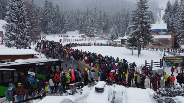 Administratorul Telescaunului Ruia, reținut pentru luare de mită. Cerea 50 de lei pentru o zi întreagă de schi