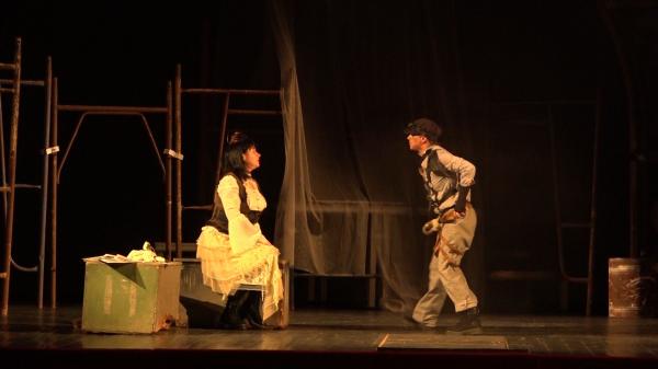 Piesă de teatru jucată cu casa închisă, în primul weekend fără restricţii. Actorii au renunţat la măşti după doi ani de pandemie