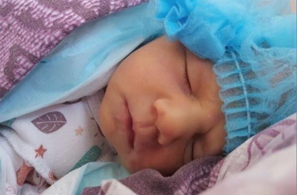 Părinți români fericiți să-și strângă în brațe bebelușii aduşi pe lume de mame-surogat, în Ucraina. ”Micuţa este o războinică”