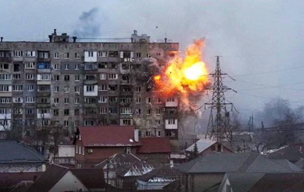 "Morţii nici nu mai sunt îngropaţi". Imagini dramatice arată cum tancurile rusești bombardează fără încetare blocuri de locuințe în Mariupol