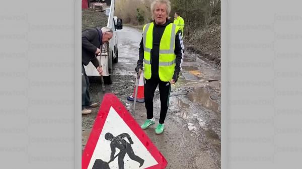 "Maşina mea Ferrari nu poate merge pe aici!". Rod Stewart, furios din cauza gropilor de pe şosea. Cântărețul a pus mâna pe lopată și a ajutat la asfaltare