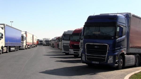 Coadă de peste 20 de kilometri în Vama Nădlac. Maghiarii au impus restricţii de ziua Ungariei