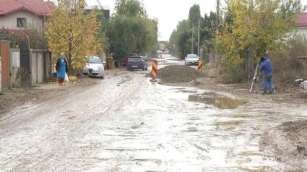 Trăiesc ca la sat la marginea Bucureştiului, deşi credeau că se mută în cartiere de lux. "Toamna, iarna, primăvara avem noroi; vara avem praf"